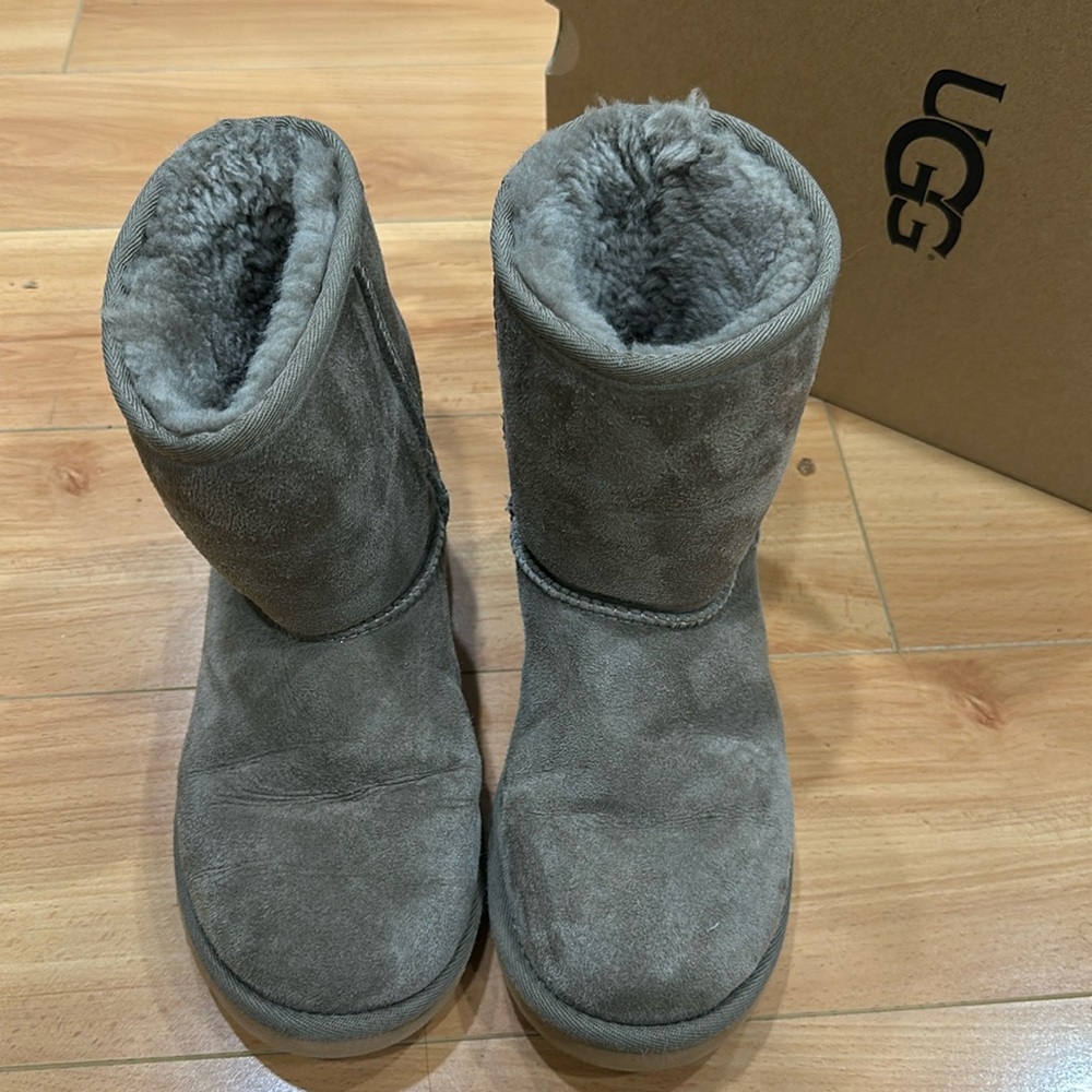 Ugg K classic big girl size 3